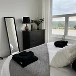 Heathcliff - 5 Bedroom House In Town Centre