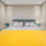 Heart Of Edinburgh'S Old Town - Modern 2 Bedroom Apartment & Lift - Old Fishmarket Close.