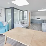 Host & Stay - Coastal Townhouse