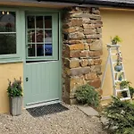 The Bothy Near Tenby, Big Projector Screen, Four-Poster Bed, On-Site Hot Tub Access Via Spa Pack, Breakfast