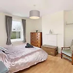 Spacious 4 Bed House In Fabulous Seaside Town