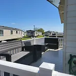 2Br-Sleeps6-Fireplace-Parking-Patio-Seaside