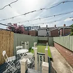 Pass The Keys Amazing 2Br Townhouse In Fab District - Queens Uni