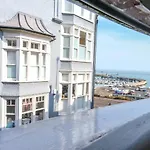 Elizabeth: Charming Two Bedroom Apartment In Centre Of Town