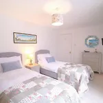 Elizabeth: Charming Two Bedroom Apartment In Centre Of Town
