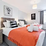 Pass The Keys Luxury Bright Spacious Family Home - Near Beaches