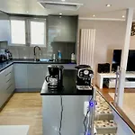 Modern Stylish Apartment At Brighton Station