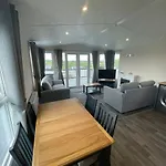 Luxury 6 Bed Lodge With Hot Tub