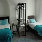 Antonio Street Residence, Entire House With Free Wifi And Free Parking On The Street