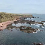 Close To The Beach, Harbour And Local Shops