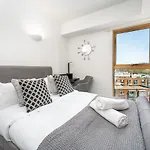 Brandnew - Executive Work And Travel Apartment Stroudley - 2 Min To Station
