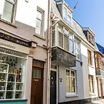 Captains Cottage - Stylish Cottage, Level Location, In The Heart Of Dartmouth