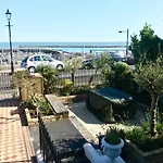 Marina Retreat - Stunning 4 Bedroom, 3 Bathroom House With Harbour Views!