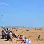 Beautiful 2-Bed Caravan In Ingoldmells