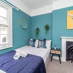 Central Seafront Three Bedroom House With Court Yard Sleep 8 Guests