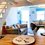 3 Bedroom Cottage Minutes Walk From Town, Harbour & Beaches.