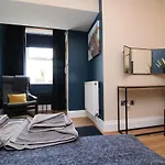 Luxury Spacious 2 Bed Apartment Free Ample Parking
