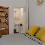 Stylish Central Flat In Edinburgh With Private Garden