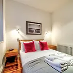 Sumptuous 2Br Apt Next To Edinburgh Castle!