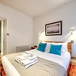 Sumptuous 2Br Apt Next To Edinburgh Castle!