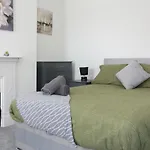 Boaler House, Modern 4 Bed House With Parking Sleeps 8