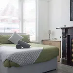 Boaler House, Modern 4 Bed House With Parking Sleeps 8
