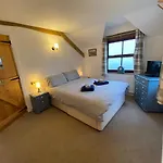 Beautiful Secluded Farmhouse With Hot Tub