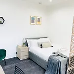 Lovely Estelle Studio Apartment By Citynest