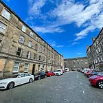 Desirable 2 Bed Apt Near Edinburgh Castle