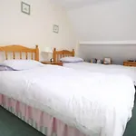 Spacious Detached House With Parking & Views