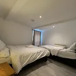 Entire Two Bedrooms Flat, 1F