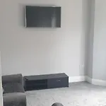 Modern 2 Bed Apartment With Parking