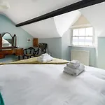 Pass The Keys 3 Bed Terrace With Fantastic Views Over Estuary