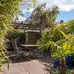 Modern, Well Placed House Walkable To Beach & Town
