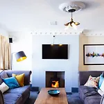 Cosy Open Plan Harbourside Inn With Superking Beds, Wood Burning Stove And Bar