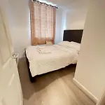 Entire One Bedroom Flat, 5