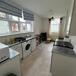 Entire One Bedroom Flat, 5