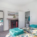 Lovely Heather House 2 King 1 Double 2 Single Beds