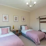 Stylish Lytham 5 Bedroom 3 Bathroom House With Hot Tub