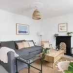 Cosy Period Cottage 2Min Walk To The Beach