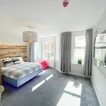 Cloud9 Guest House - By Coastline Retreats - Newly Renovated, Beautiful Ensuite Rooms Near Seafront In Town Centre, Netflix, Superfast Wifi, Communal Kitchen