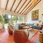 Xanadu: Stylish Family Home By The Pub And Beach