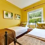 Xanadu: Stylish Family Home By The Pub And Beach