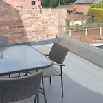 Modern 2 Bed Apartment With Parking