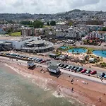 Modern And Stylish Apartment- Short Walk To Beach