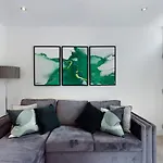 Gorst House 2 Bed House, Sleeps 4 Close To Stadium