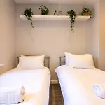 Shakespeare House-Stylish Home, Modern Comforts