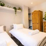 Shakespeare House-Stylish Home, Modern Comforts