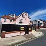 Pink House ,Opposite Beach ,Sleeps 6 , 2 Bedroom Ground Floor Self Contained Garden Flat , Private Entrance , Kitchen , Guaranteed Parking ,Wifi , Movies ,Bathroom ,Fridge , Microwave ,Bedroom 1, Double Bed & 2 Single Beds ,Bedroom 2 , Double Bed