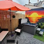 Near Beach, Modern And Spacious 4 Bedroom House, Hot Tub, Wifi, Netflix, Parking